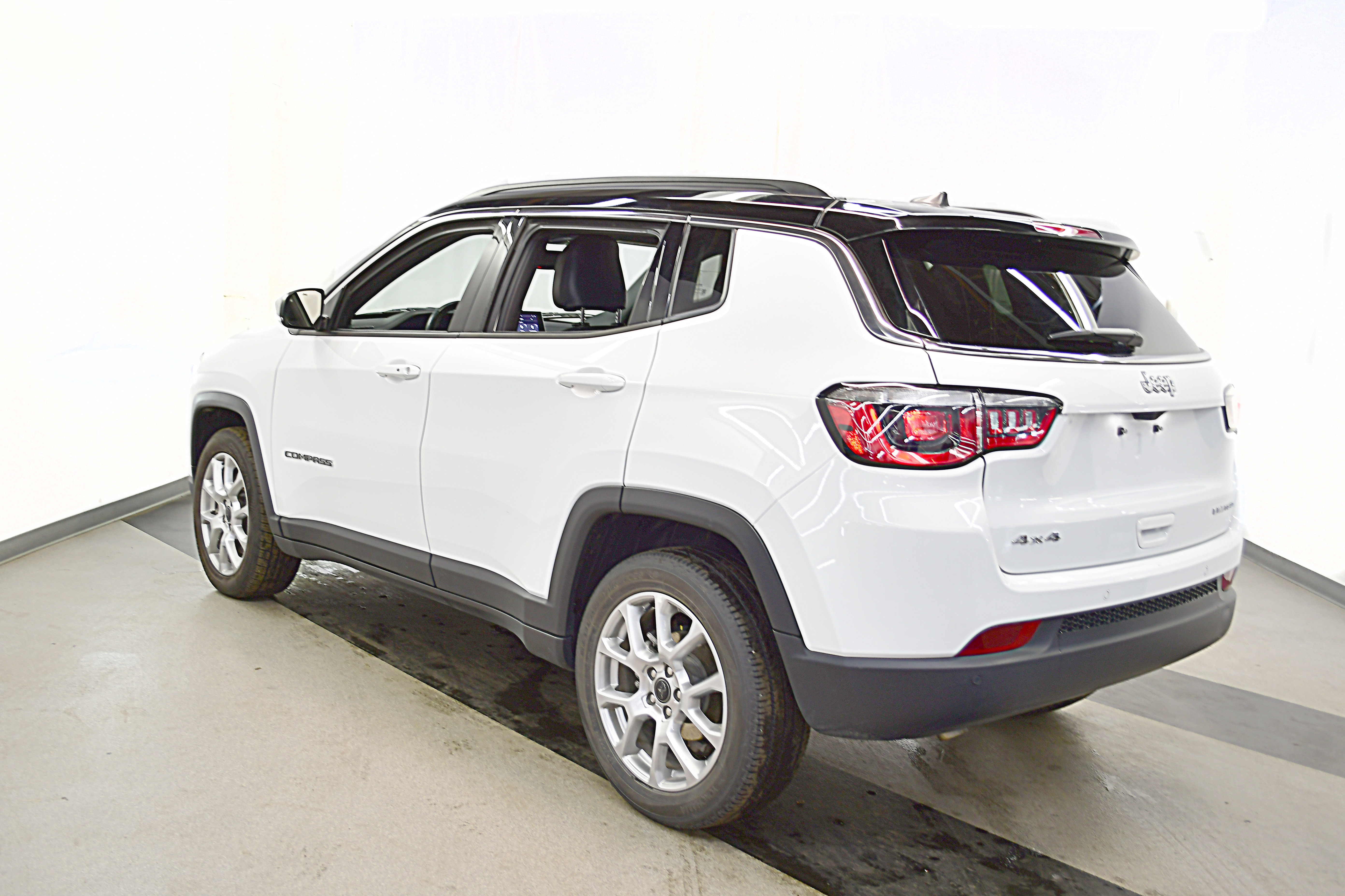 Used 2025 Jeep Compass Limited AWD/4WD image 5