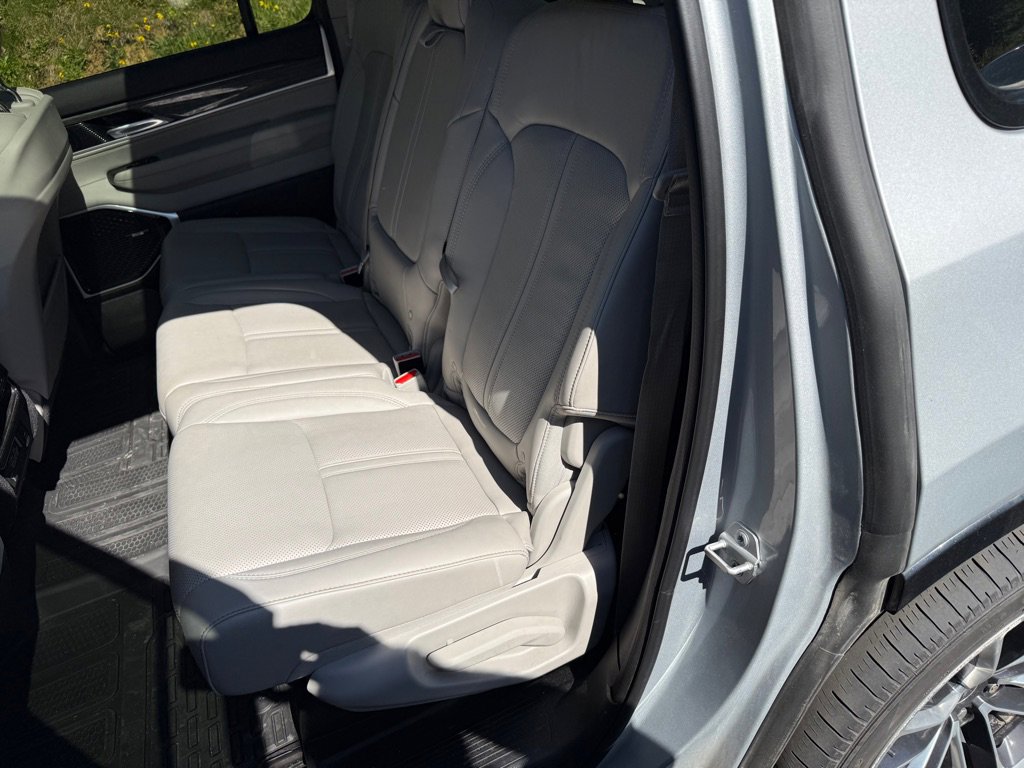 Used 2022 Jeep Wagoneer Series III w/ Premium Group I AWD/4WD image 4