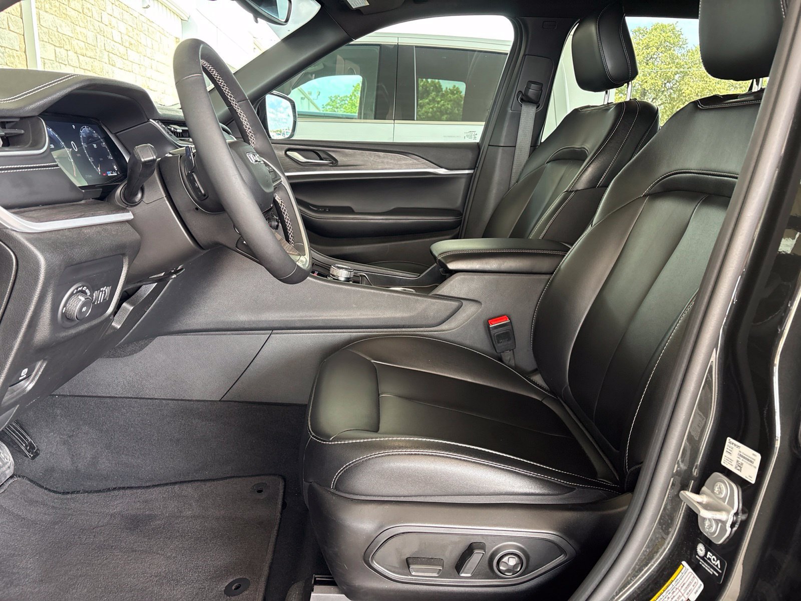 Used 2024 Jeep Grand Cherokee L Limited w/ Black Appearance Package RWD image 14