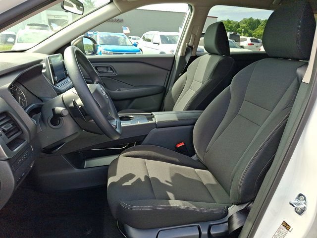 Used 2025 Nissan Rogue S FWD image 17