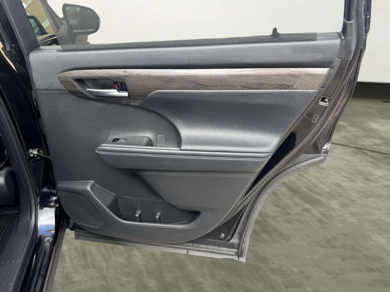 Used 2023 Toyota Highlander Platinum FWD image 31