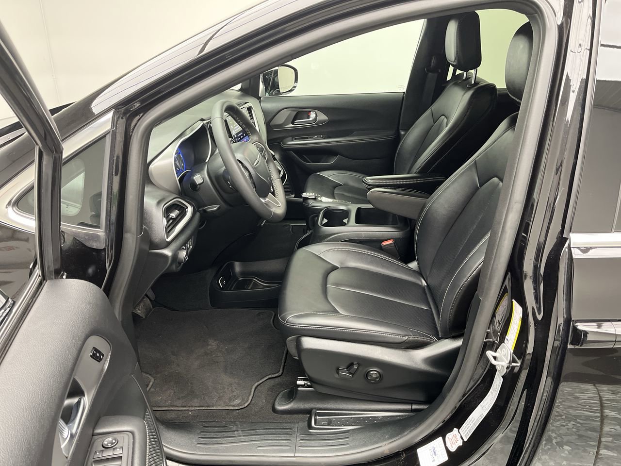 Used 2025 Chrysler Pacifica Select FWD image 3
