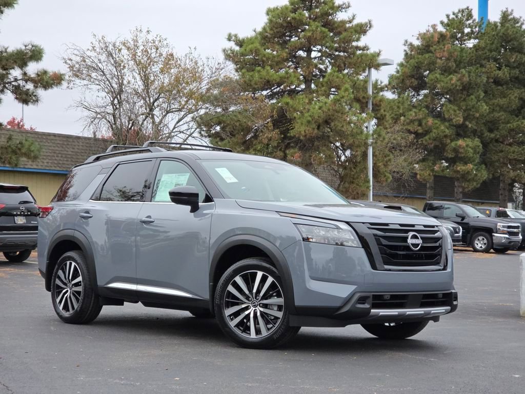 New 2025 Nissan Pathfinder Platinum w/ Black Appearance Package