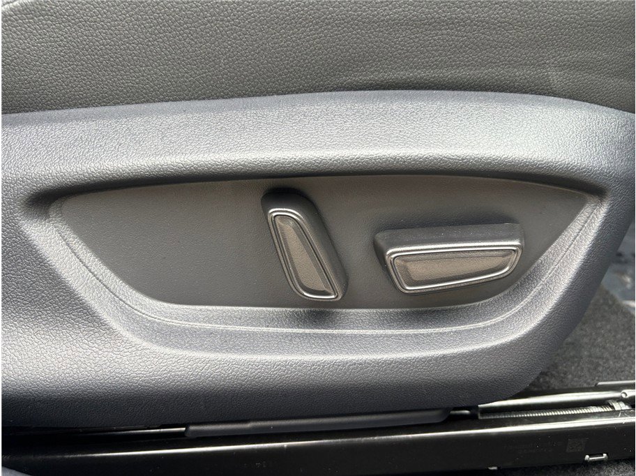 Used 2025 Toyota Camry XLE image 39