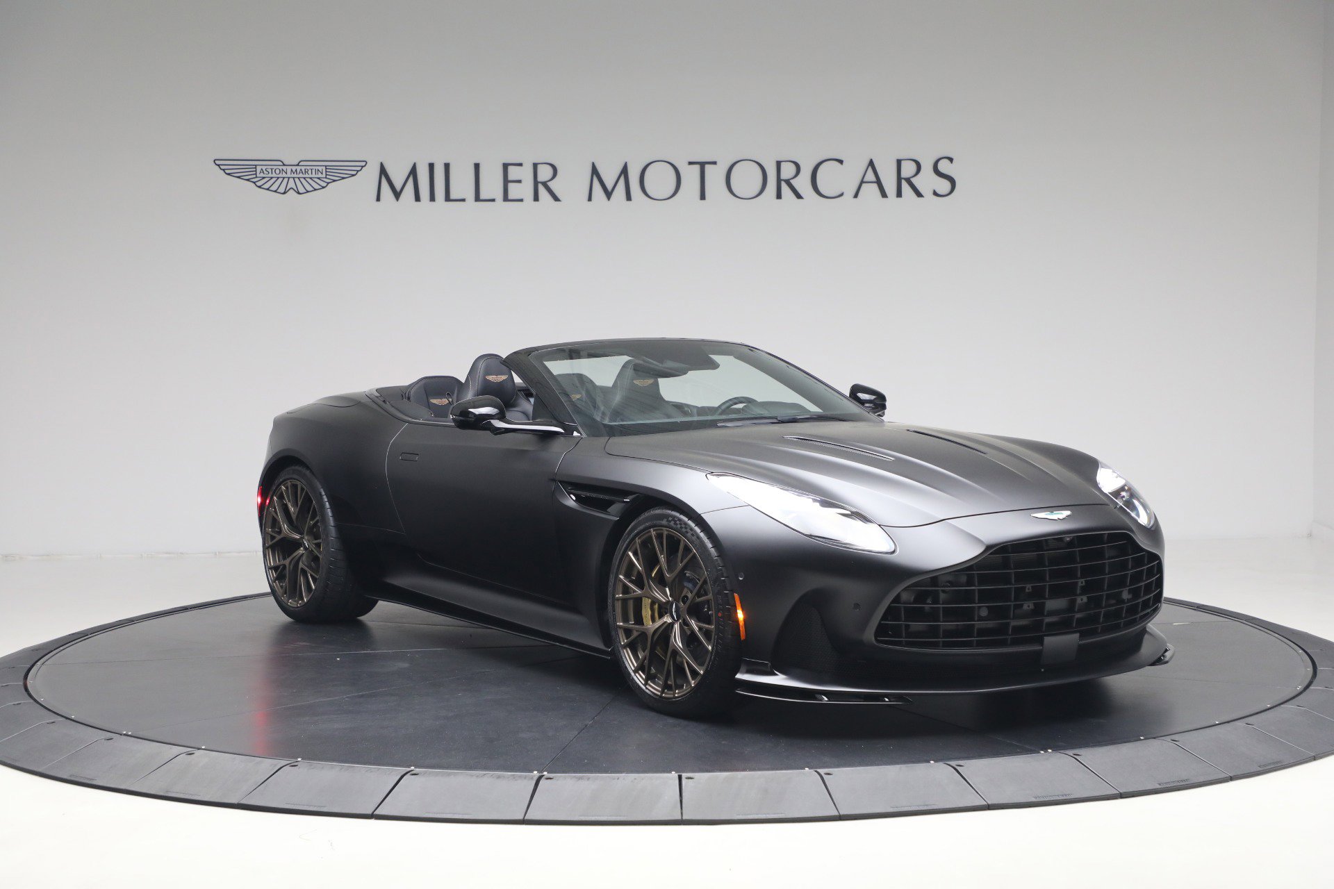Used 2024 Aston Martin DB12 Convertible RWD image 13