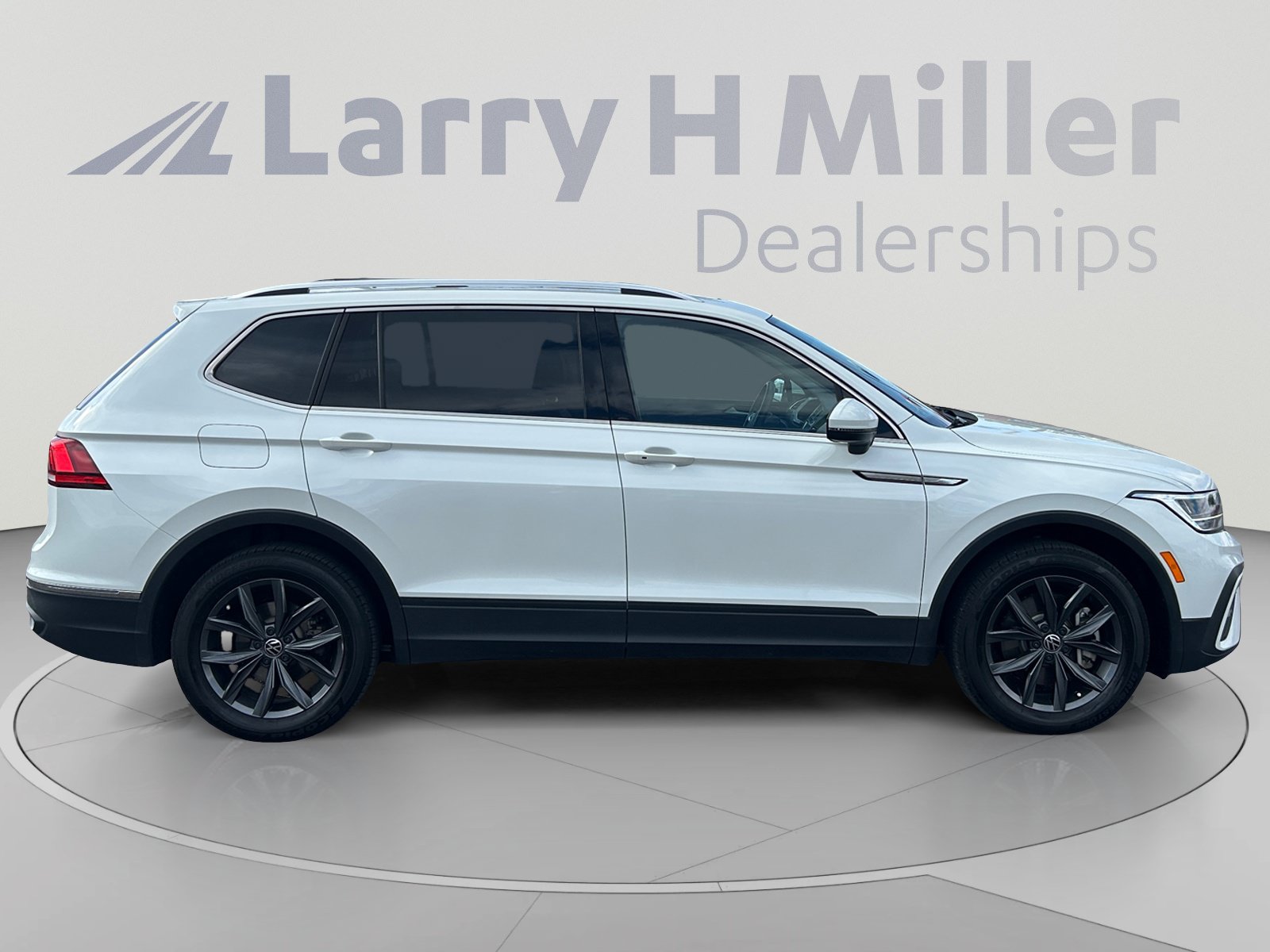 Used 2023 Volkswagen Tiguan SE AWD/4WD image 6