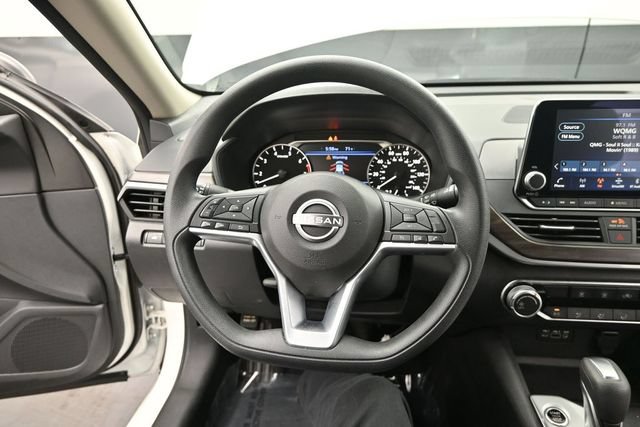 Used 2025 Nissan Altima 2.5 SV FWD image 11