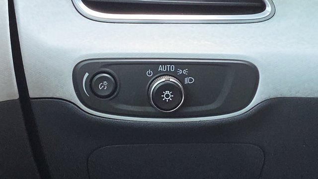 Used 2020 Chevrolet Bolt Premier w/ Infotainment Package FWD image 16