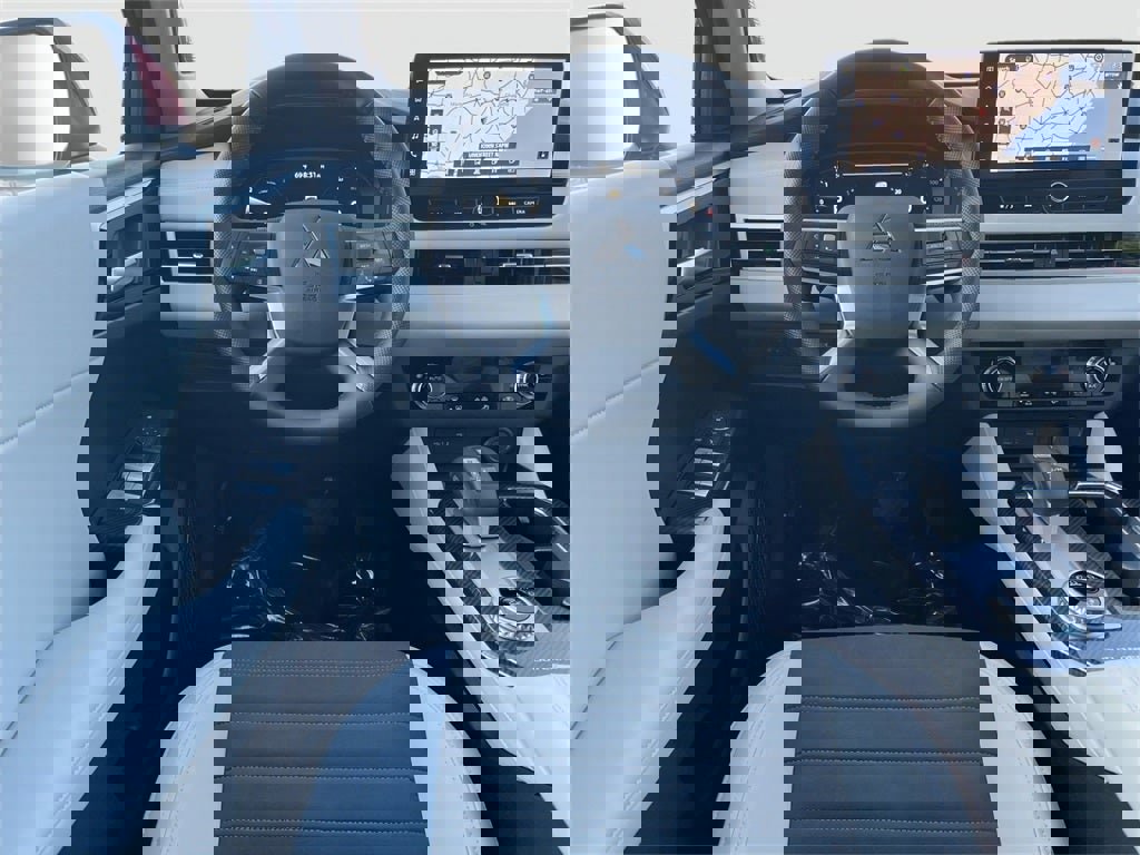 New 2025 Mitsubishi Outlander SE image 27