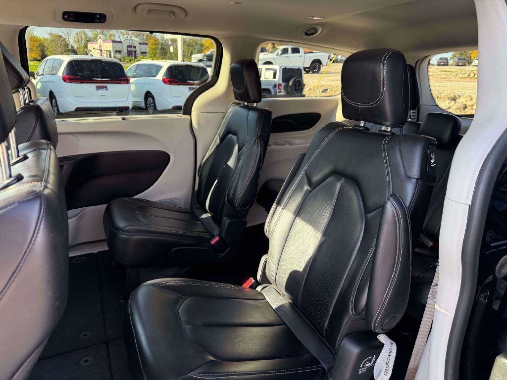 Used 2023 Chrysler Pacifica Touring-L FWD image 11