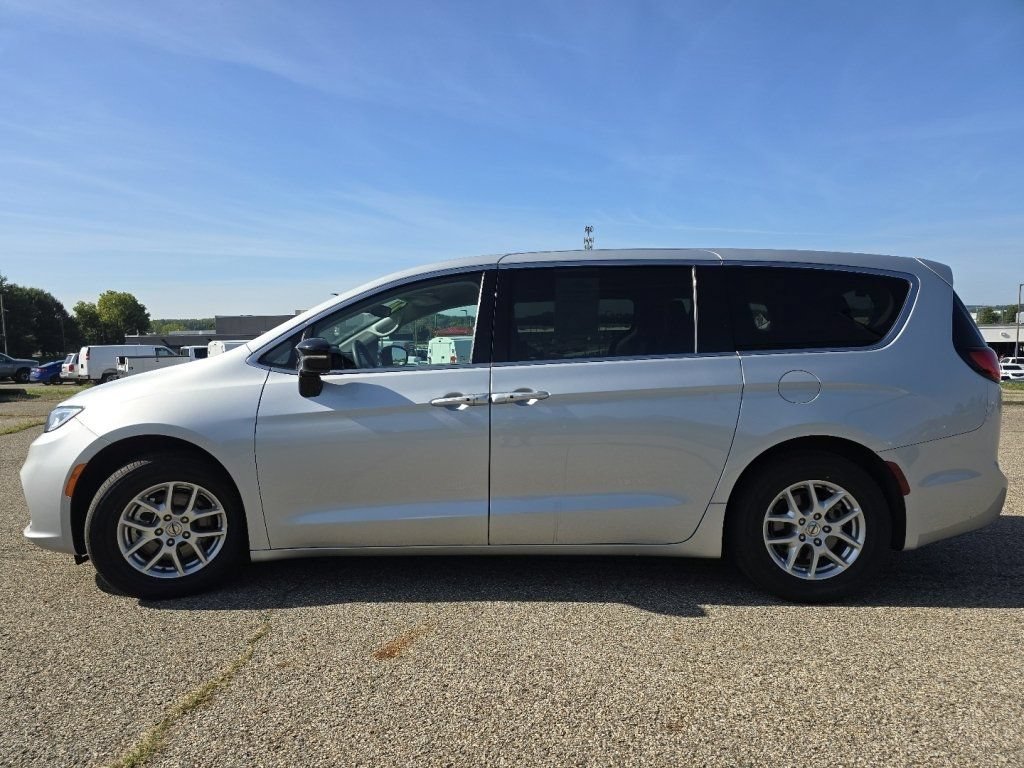 Used 2024 Chrysler Pacifica Touring-L FWD image 16