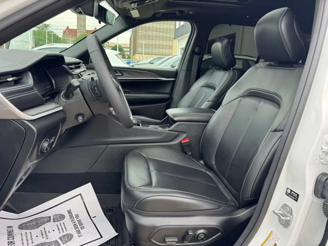 Used 2025 Jeep Grand Cherokee Limited w/ Luxury Tech Group II AWD/4WD image 12