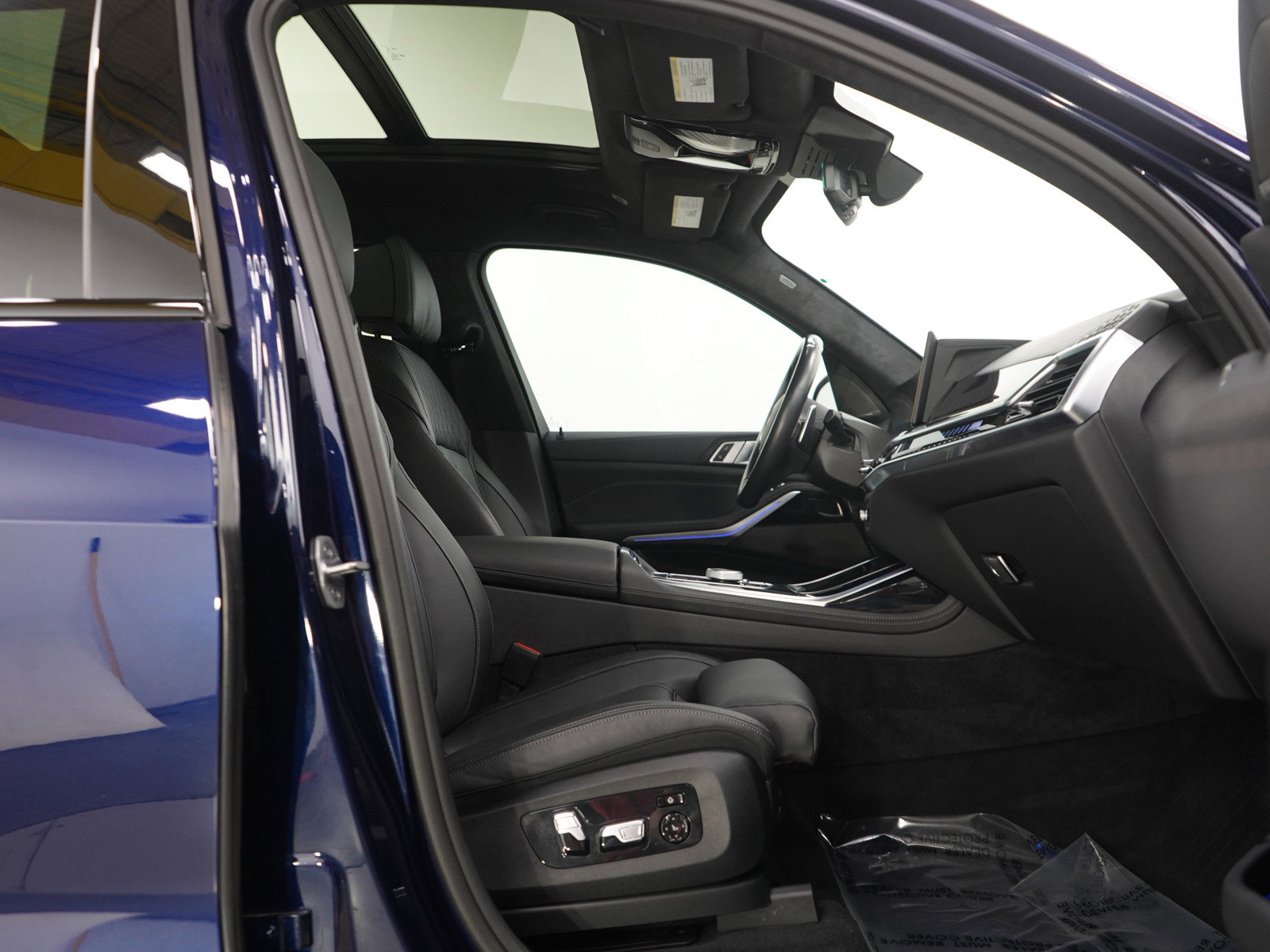 Used 2024 BMW X7 M60i w/ Climate Comfort Package image 10