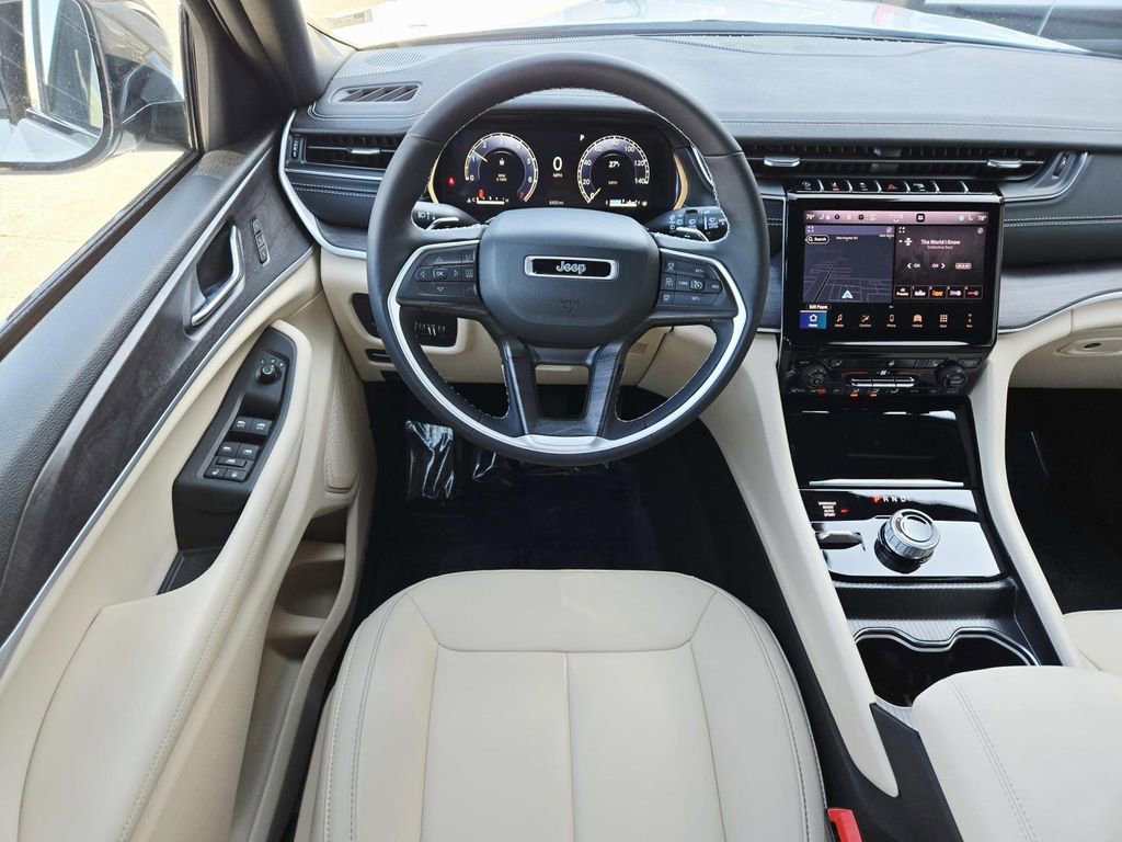 Used 2025 Jeep Grand Cherokee Limited image 10