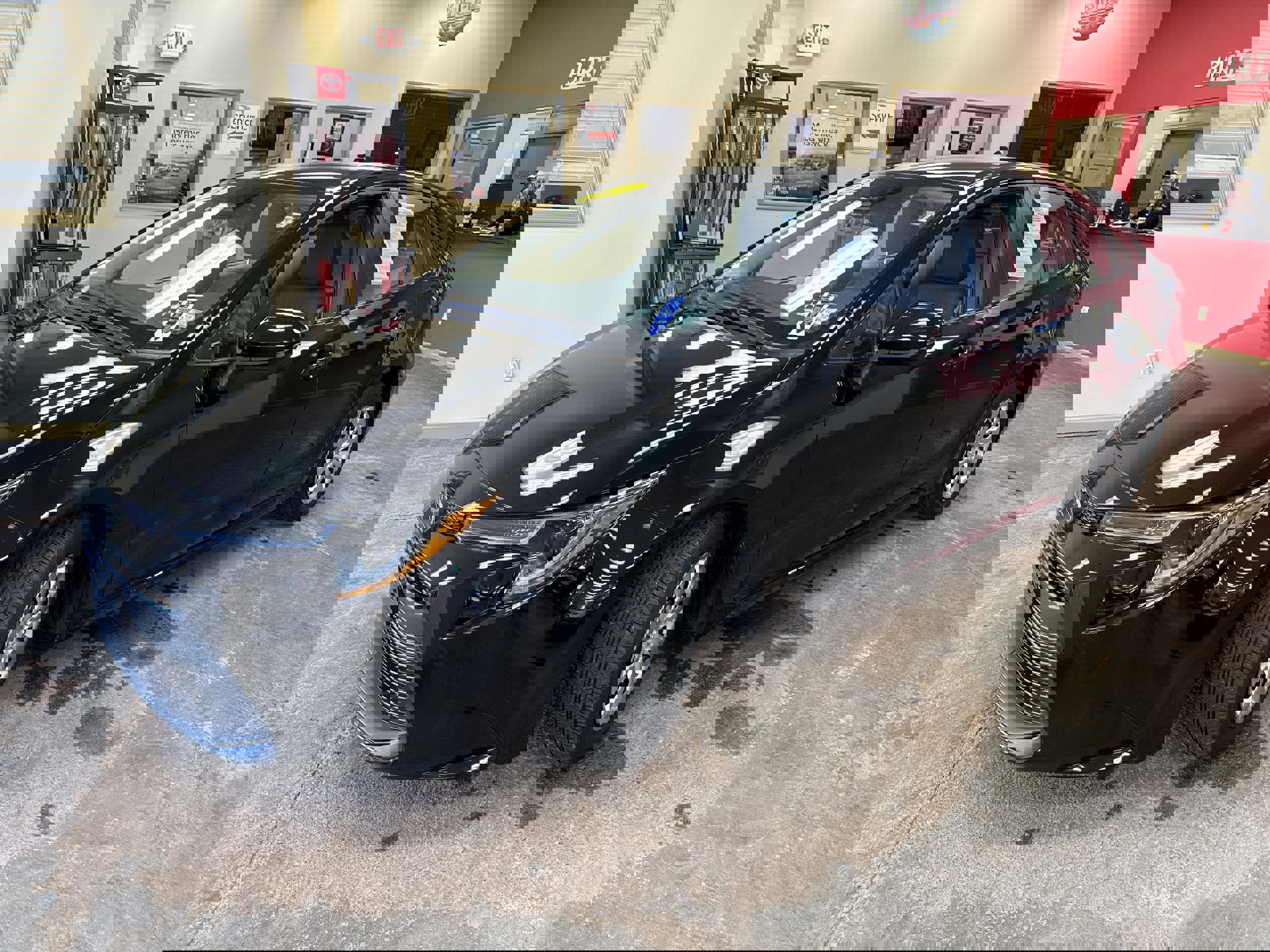 Used 2023 Toyota Corolla LE image 3