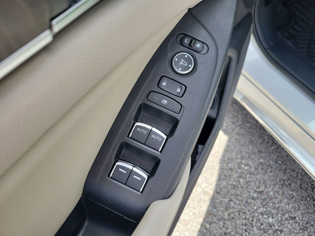 Used 2018 Honda Accord Touring image 14