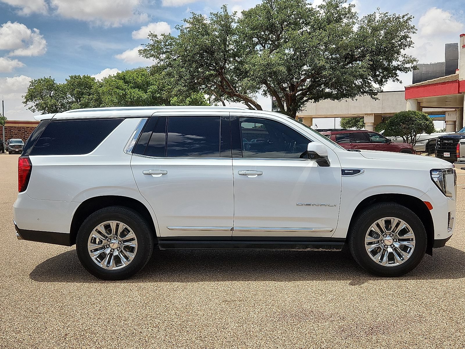 Used 2024 GMC Yukon Denali w/ Advanced Technology Package AWD/4WD image 5