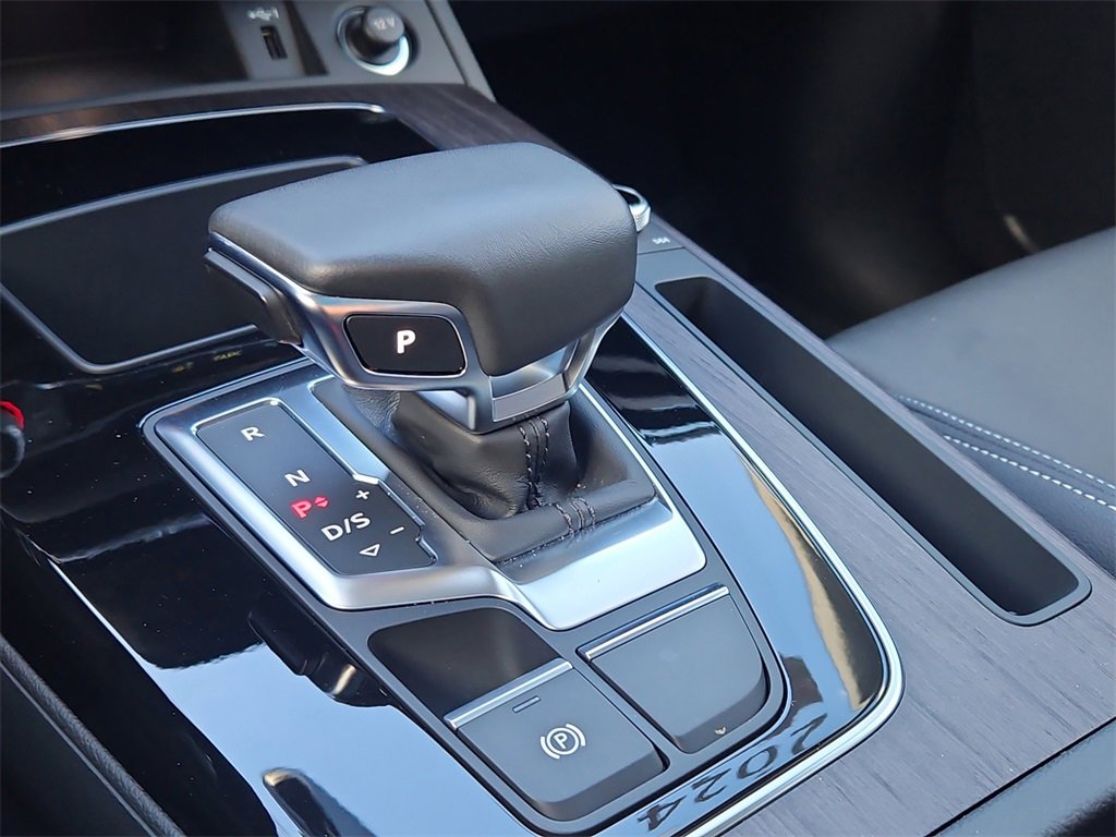Used 2024 Audi Q5 e Premium w/ Convenience Package image 31