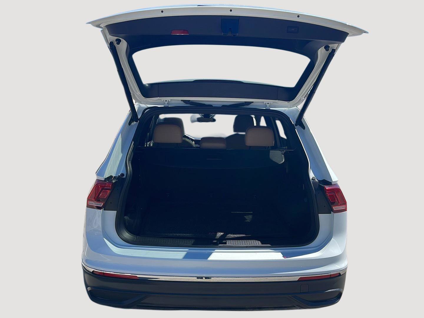 Used 2024 Volkswagen Tiguan SE w/ Panoramic Sunroof Package AWD/4WD image 30