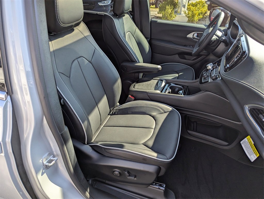 New 2026 Chrysler Pacifica Limited image 39