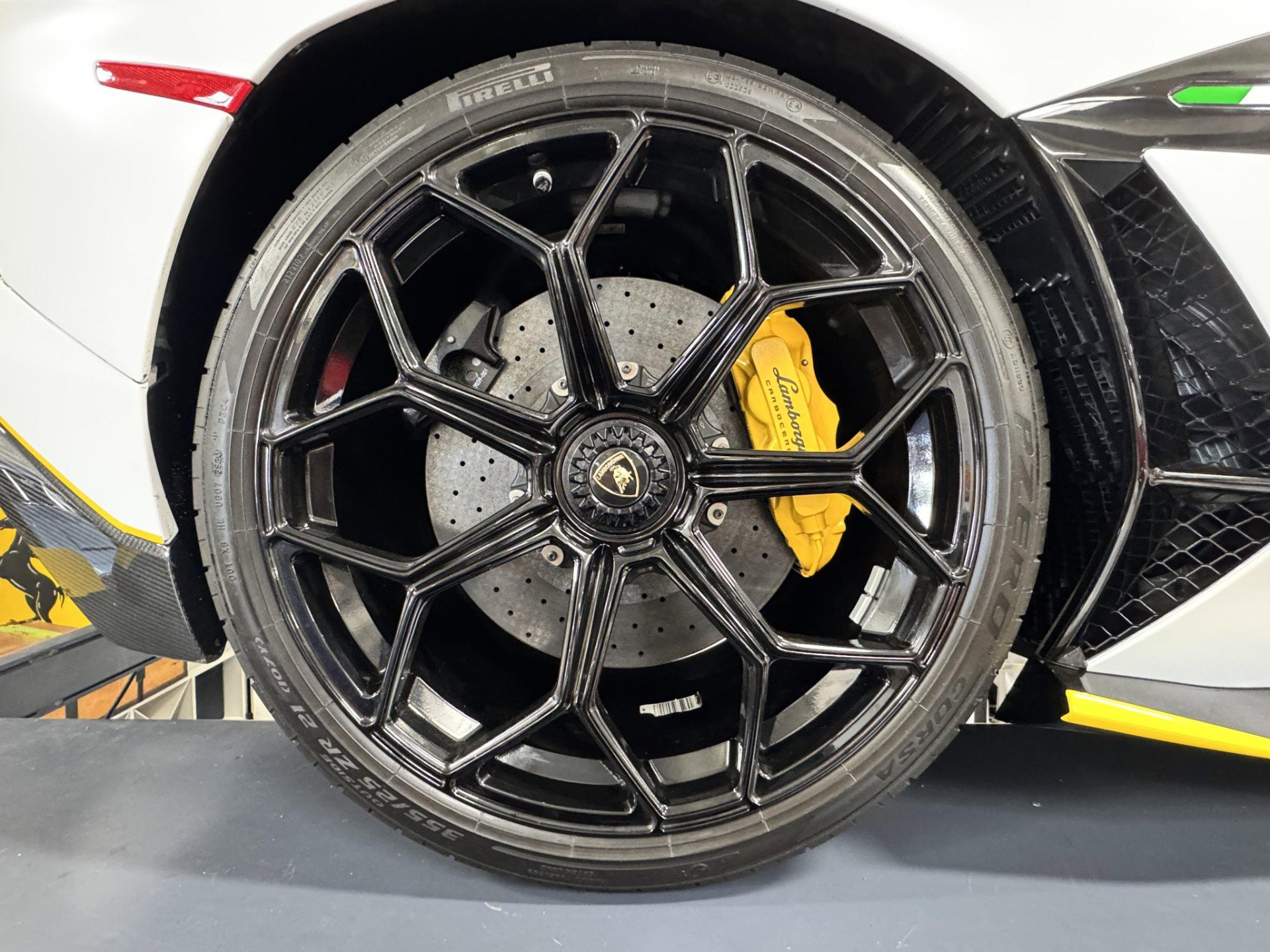Used 2021 Lamborghini Aventador SVJ AWD/4WD image 37