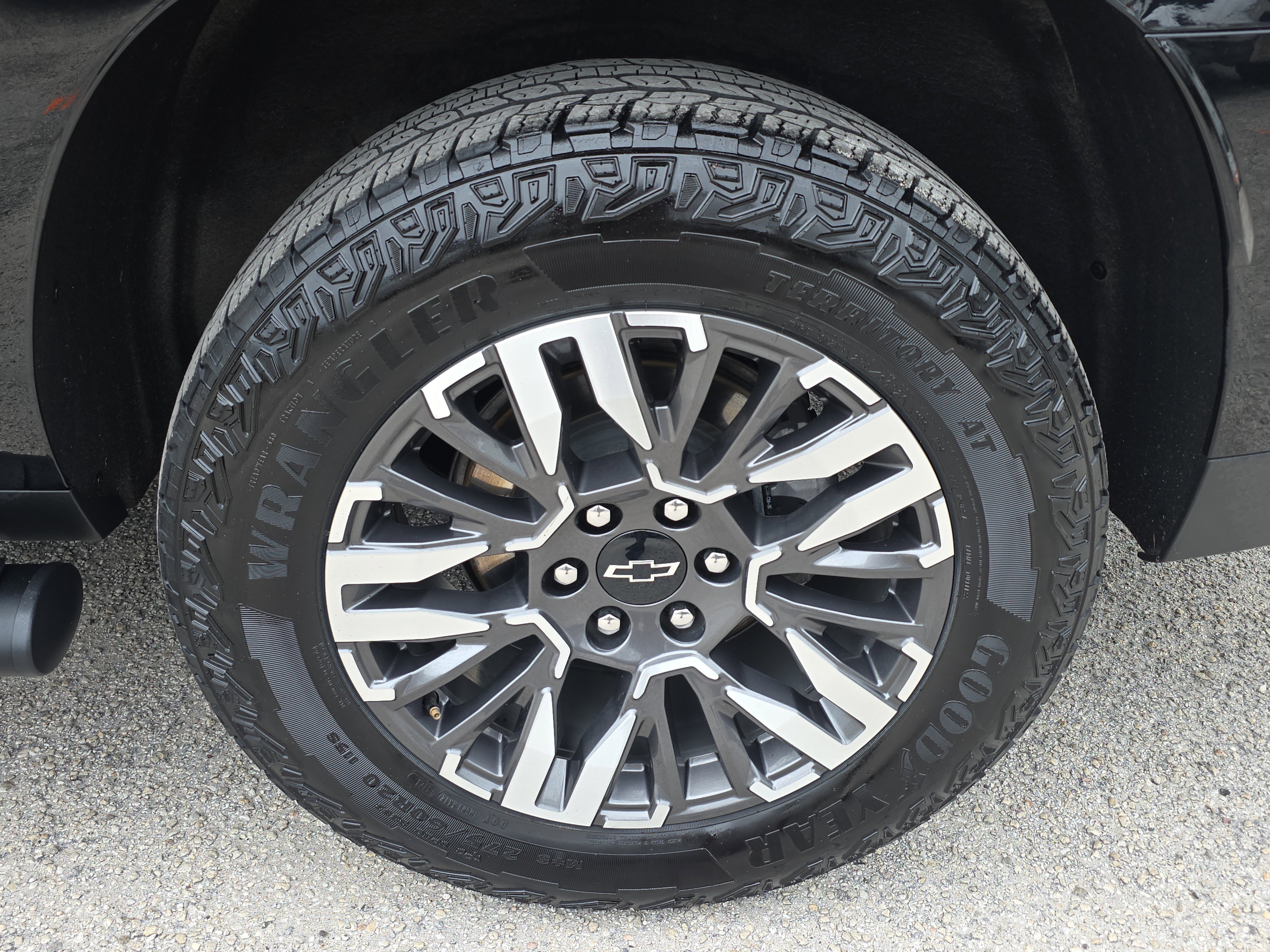 Used 2025 Chevrolet Suburban Z71 AWD/4WD image 12
