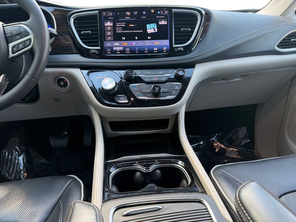Used 2023 Chrysler Pacifica Limited FWD image 11