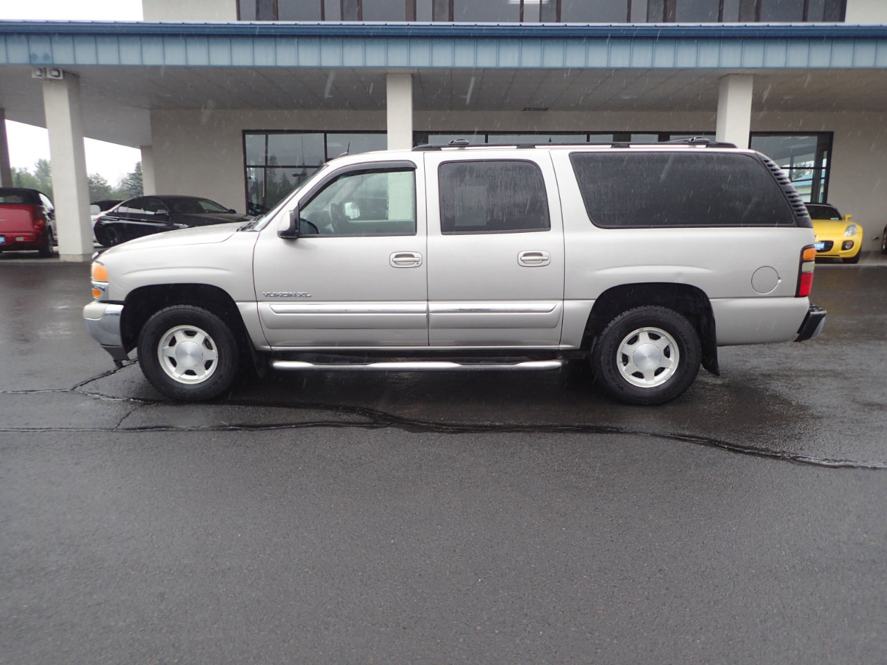 Used 2005 GMC Yukon XL SLE w/ Cargo Package image 2