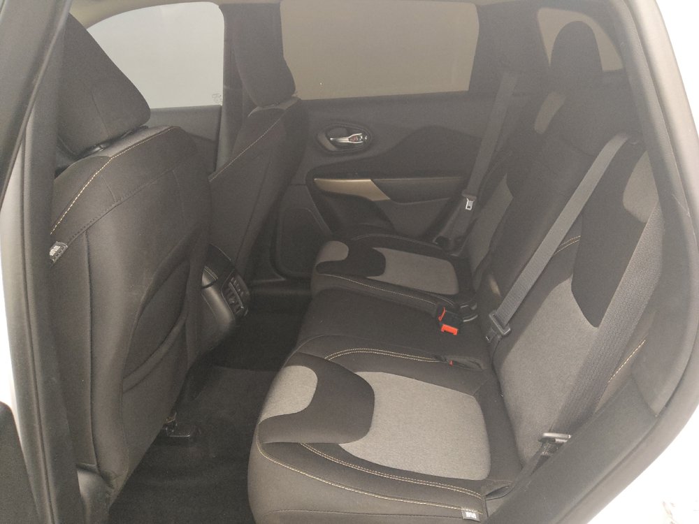 Used 2018 Jeep Cherokee Latitude w/ Altitude Package FWD image 18