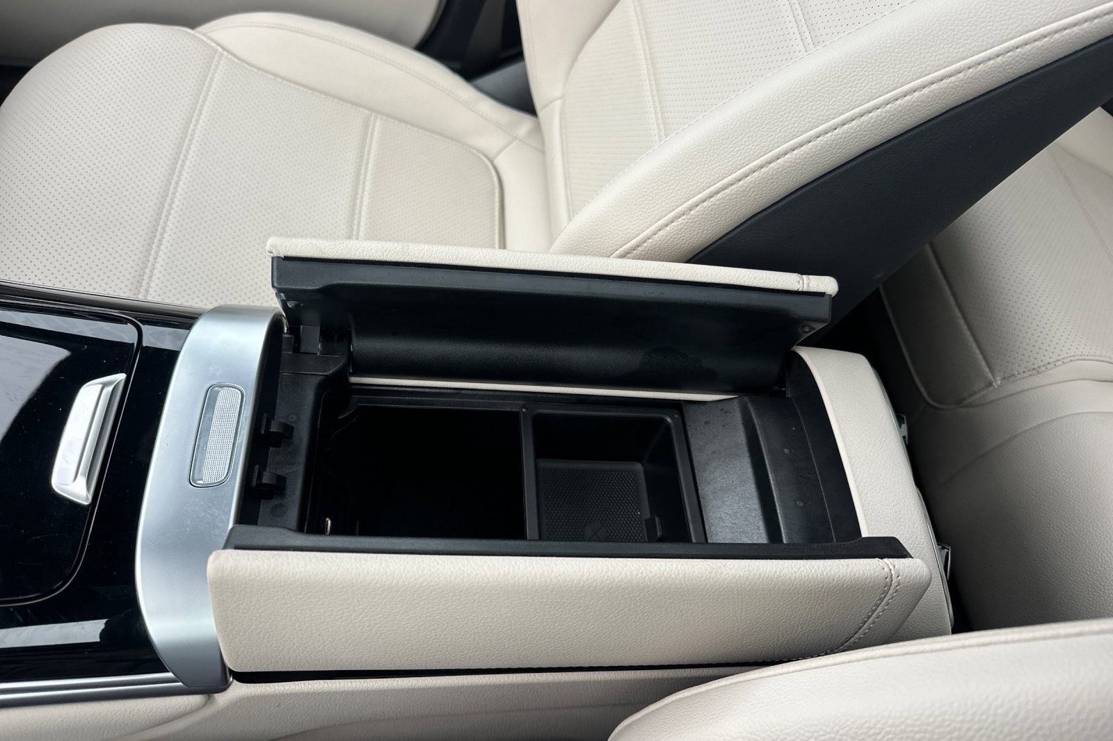 Used 2025 Mercedes-Benz GLC 300 4MATIC image 31