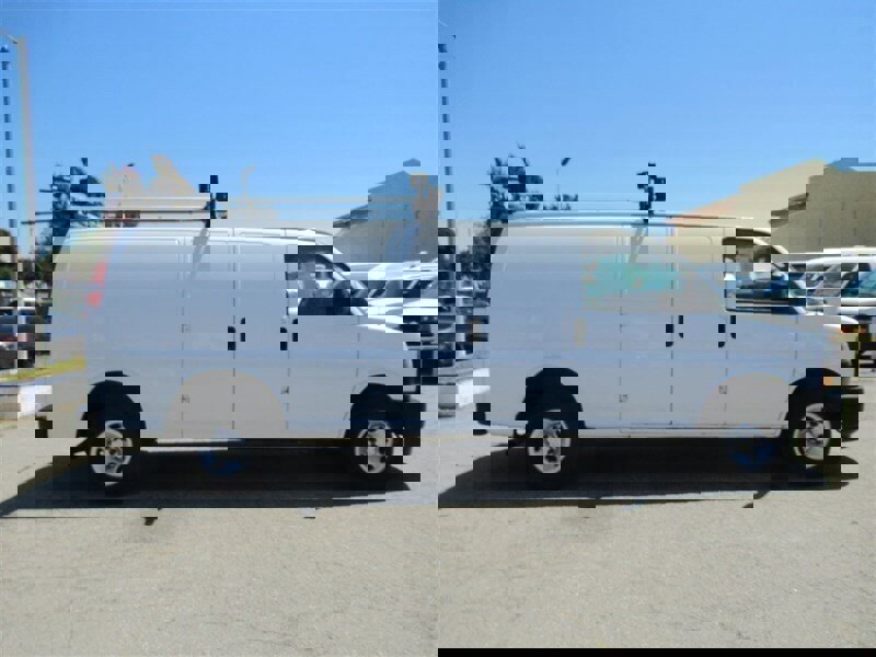 Used 2018 Chevrolet Express 2500 Extended image 4