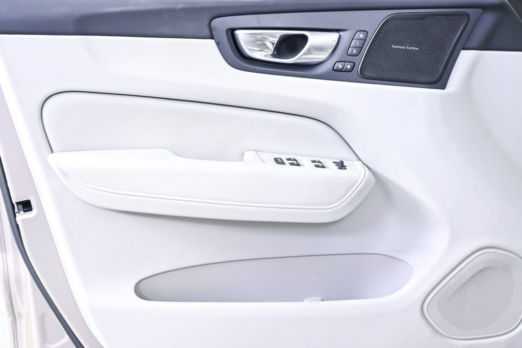 Certified 2024 Volvo XC60 B5 Ultimate AWD/4WD image 8
