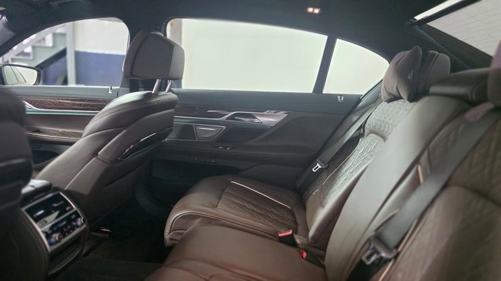 Used 2021 BMW 750i xDrive w/ Luxury Rear Seating Package image 25