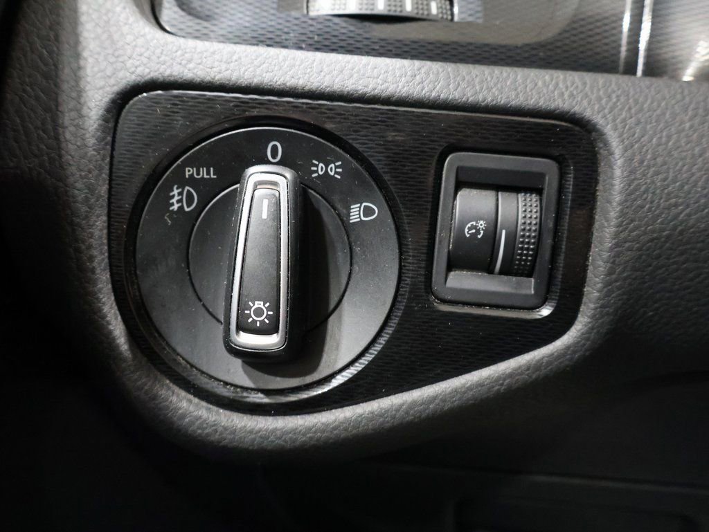 Used 2017 Volkswagen Golf S image 27