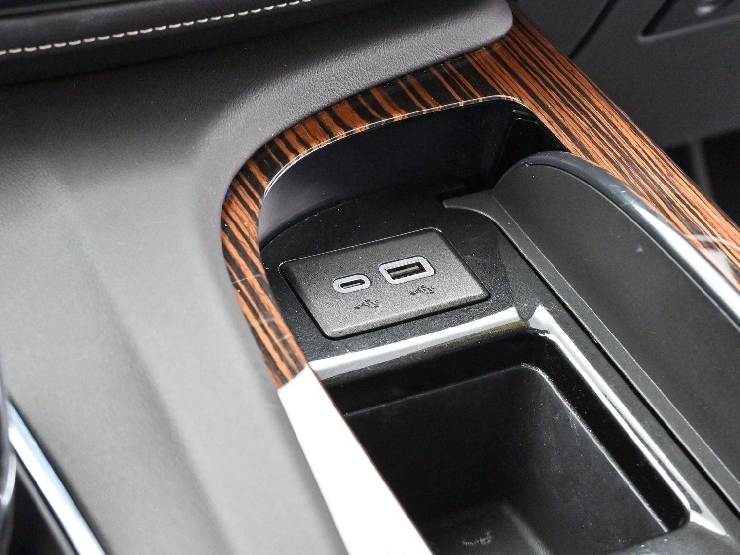 Certified 2024 Cadillac Escalade ESV Premium Luxury image 22