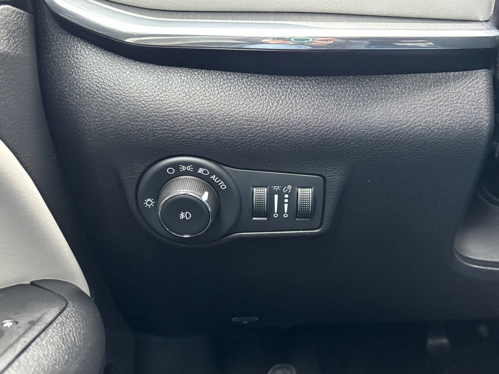 Used 2022 Jeep Compass Limited w/ Sun and Sound Group AWD/4WD image 22