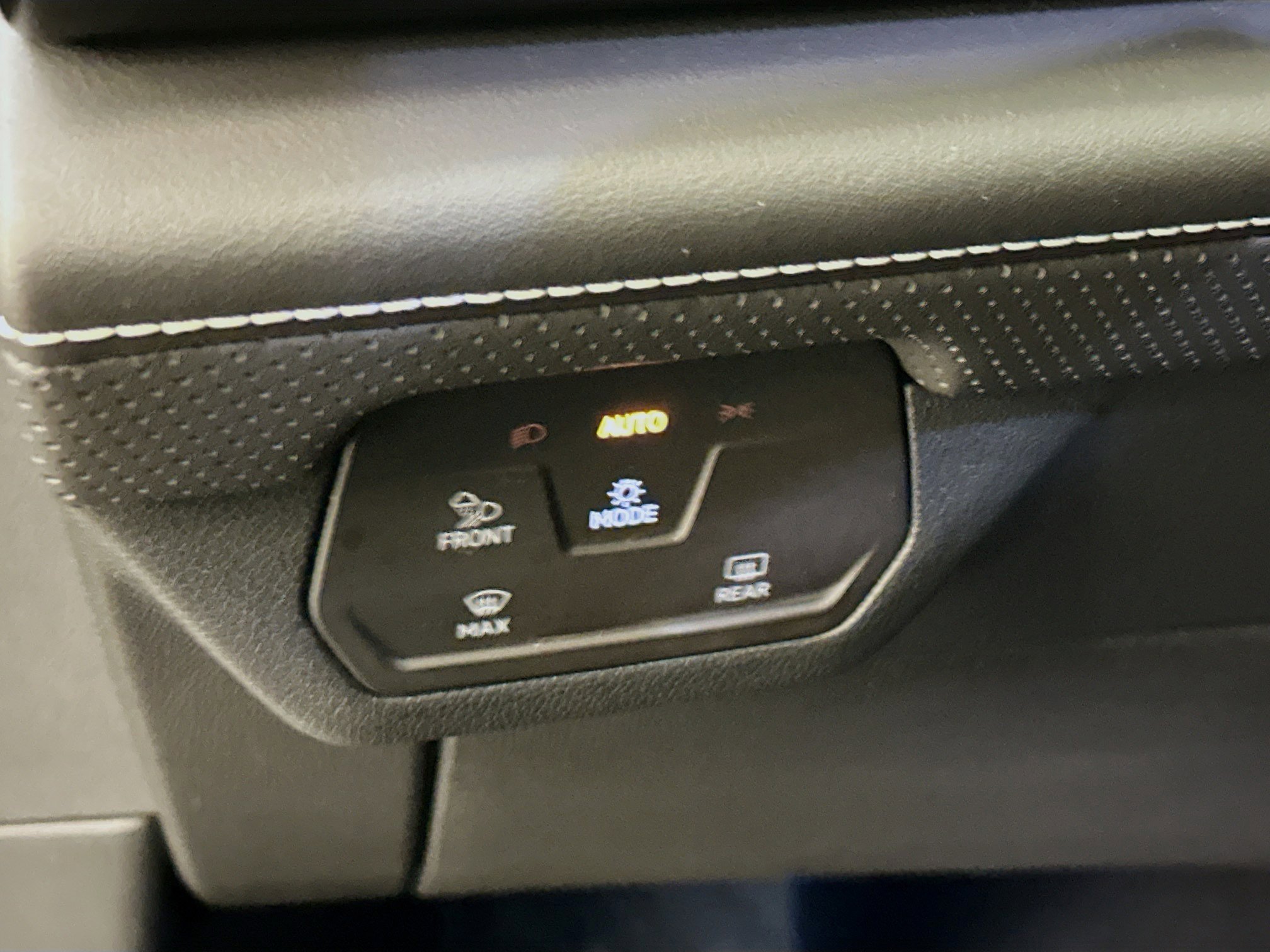 Used 2025 Volkswagen Atlas SE image 17