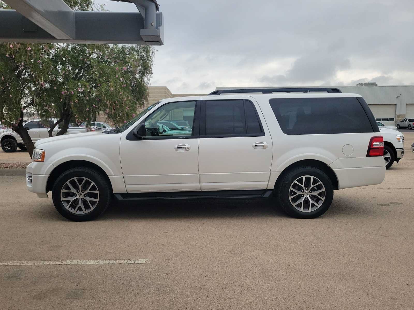 Used 2017 Ford Expedition EL XLT w/ Equipment Group 202A RWD image 5