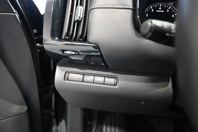 Used 2025 Nissan Pathfinder SV image 25