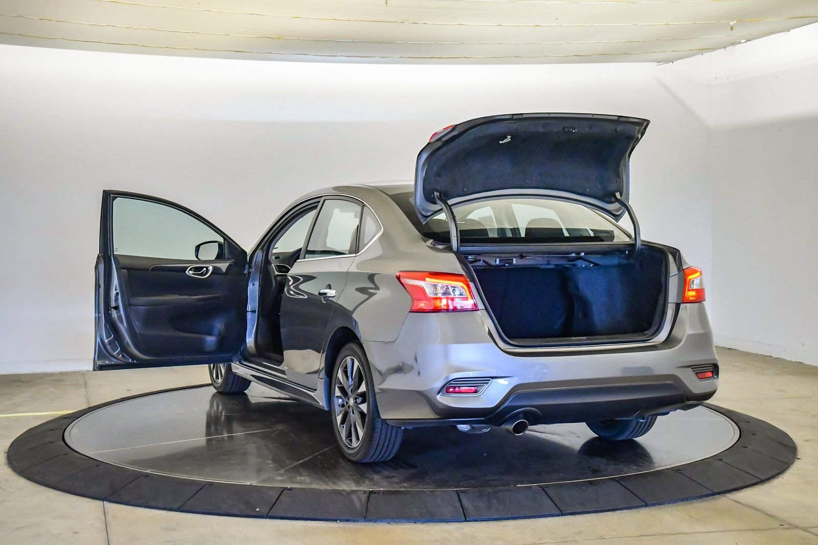 Used 2017 Nissan Sentra SR image 25