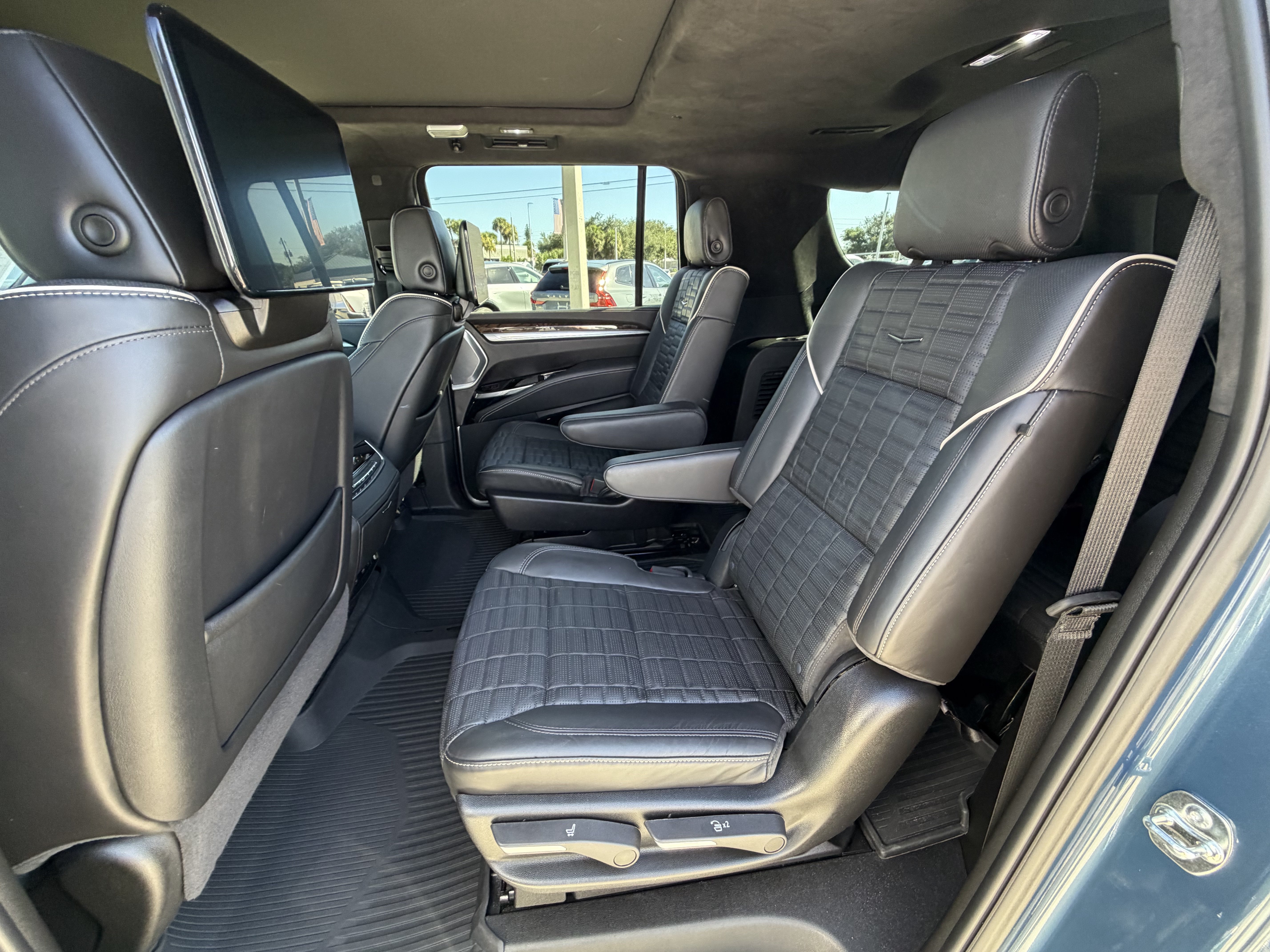 Certified 2026 Cadillac Escalade ESV Platinum Sport w/ LPO, ONYX Package AWD/4WD image 14