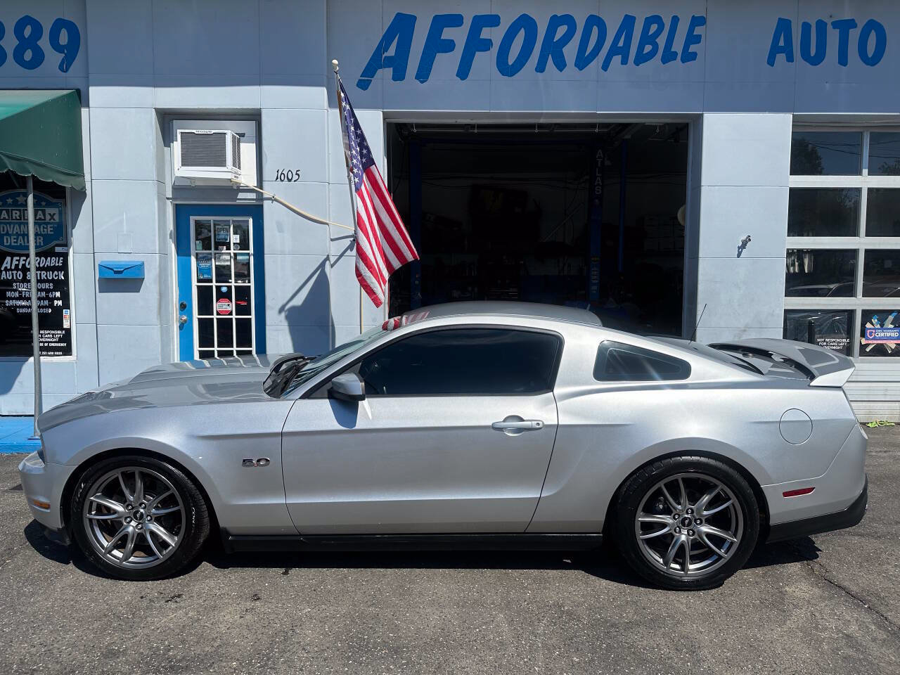 Used 2012 Ford Mustang GT Premium w/ HID Headlamps & Security Pkg RWD image 7