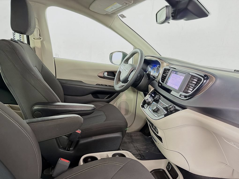 Used 2023 Chrysler Voyager LX FWD image 35