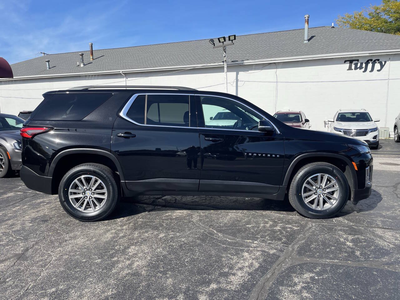 Used 2023 Chevrolet Traverse LT FWD image 9