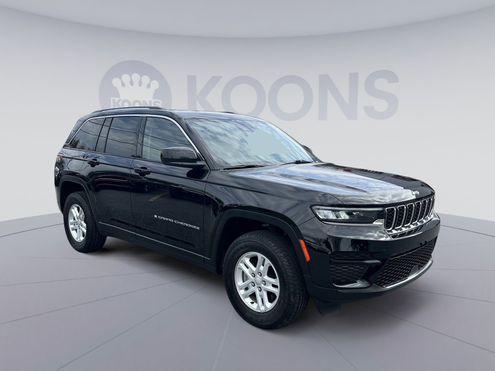 Used 2023 Jeep Grand Cherokee Laredo image 10