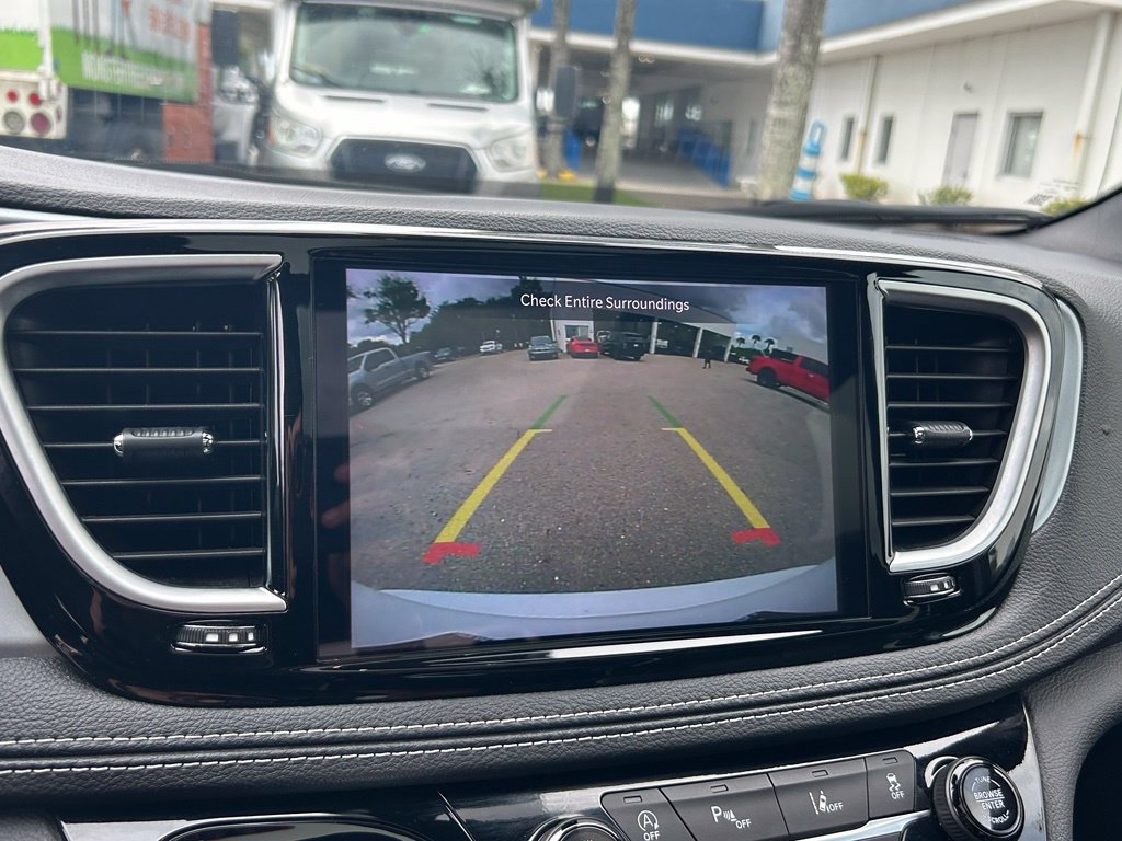 Used 2026 Chrysler Pacifica Limited FWD image 13