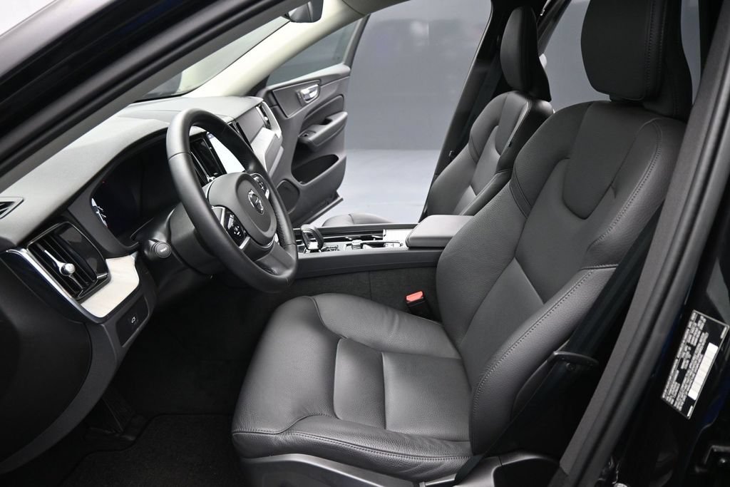 Used 2025 Volvo XC60 B5 Plus AWD/4WD image 9