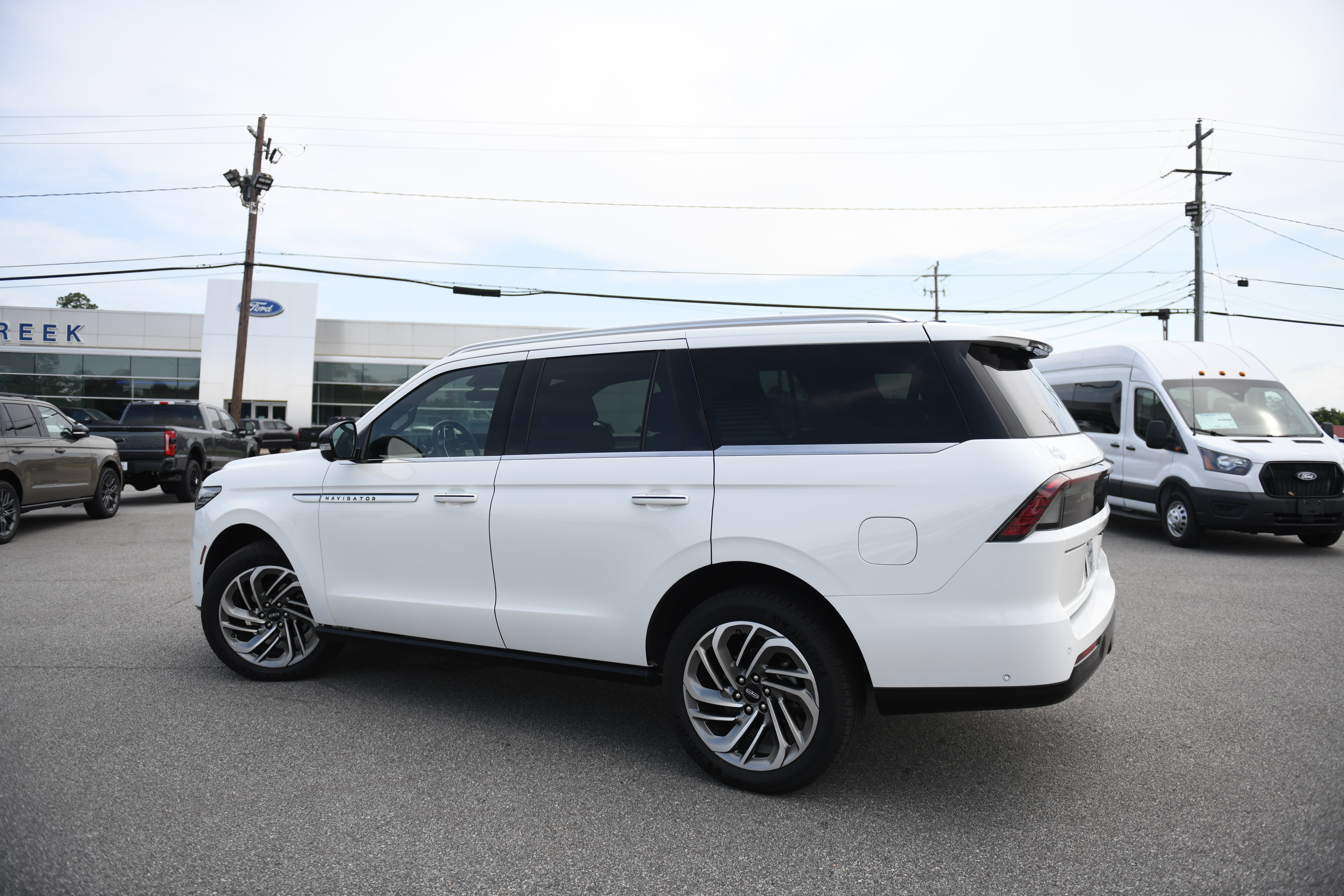 Used 2025 Lincoln Navigator Reserve AWD/4WD image 10