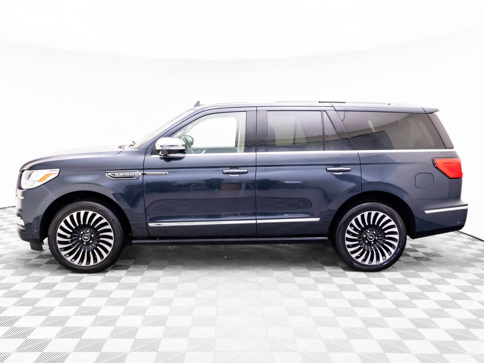 Used 2021 Lincoln Navigator Black Label AWD/4WD image 2