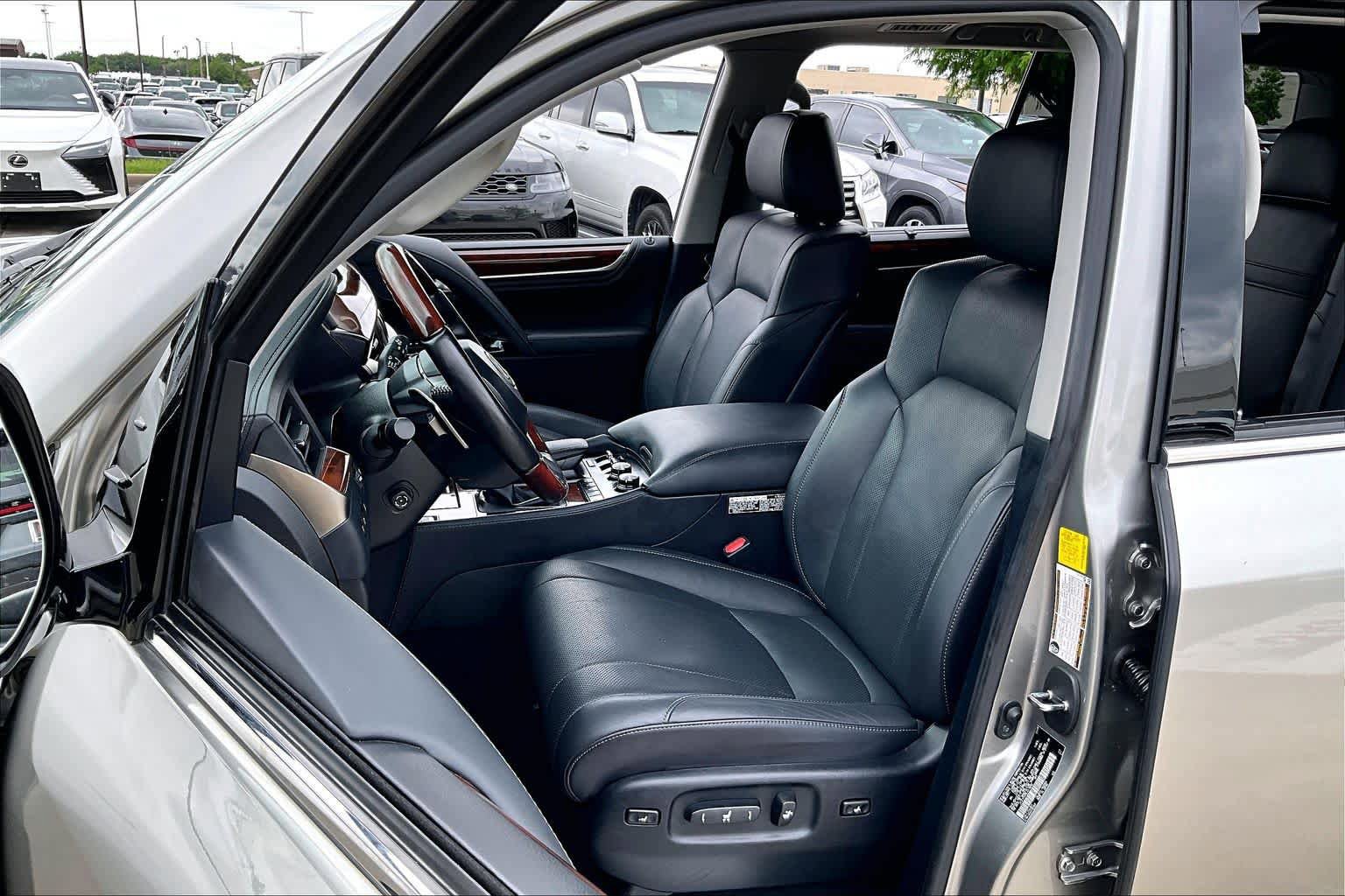 Used 2020 Lexus LX 570 4WD w/ Luxury Package image 7